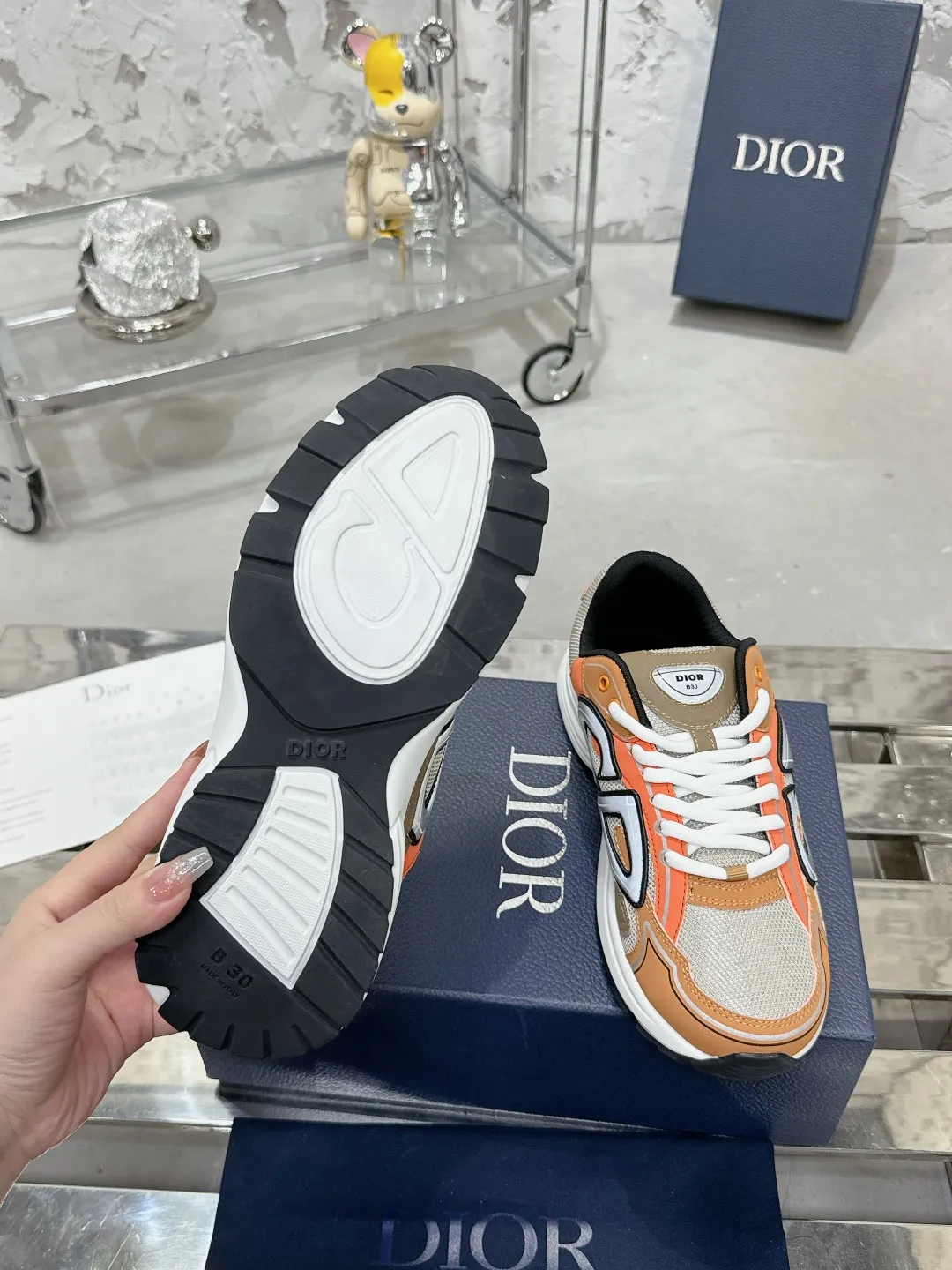 Men's men's shoes 💰600❤️❤️❤️High version Dior Dior's latest color matching B30 series reflective dad sneakers original 17380💰 purchased for development and production Brand new B30 sneakers Dad Shoes style shoes that follow the trend of the retro market The Dior logo on the tongue also indicates that this pair of shoes is the B30 model! B30 uses fine-textured leather and mesh cloth materials to form a shoe body. There are conspicuous letters CD on both sides of the shoe body to indicate identity. Many lines on the shoe body outline details to make the shoes look less monotonous and full of retro flavor. The delivery counter is exquisitely packaged🛍📦 ▪️Fabric: Original customized technical fabric + mesh ▪️Inner lining: Customized breathable lining ▪️Outsole: Original molded IP foam + TPU outsole ▪️Sole thickness: 3.5CM ▪️Size: Women’s size 35-40 / Men’s size 39-46